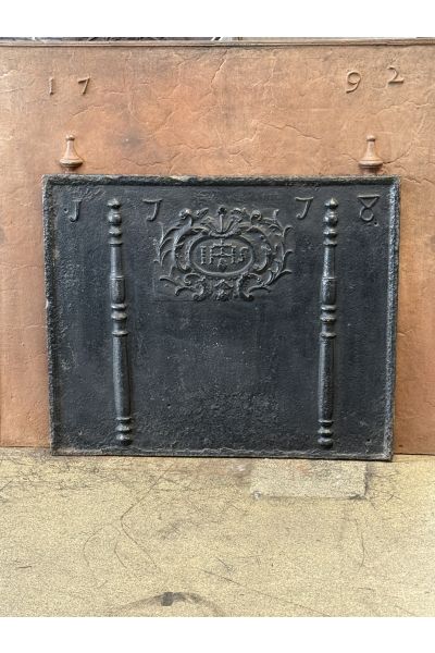 Pilares con Monograma IHS