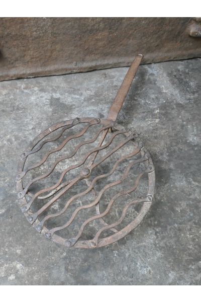 Antigua parrilla giratoria de hierro