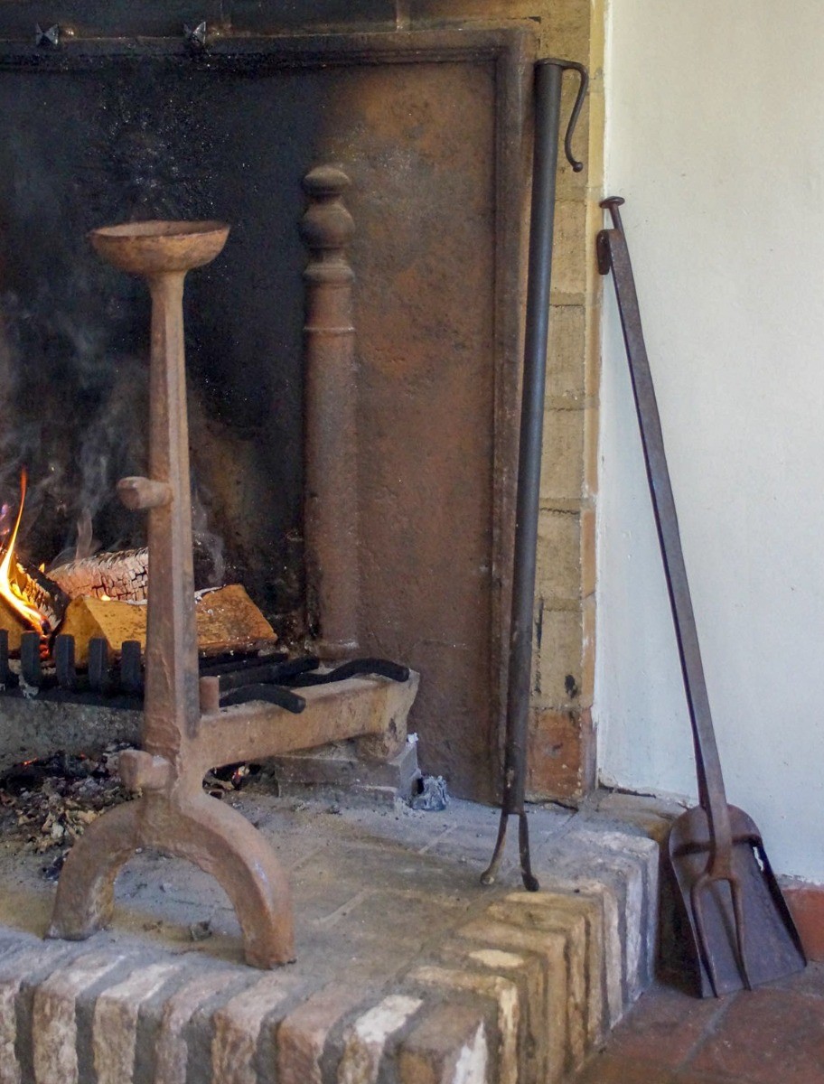 Vea aquí nuestro stock actual en línea de herramientas de chimenea antiguos