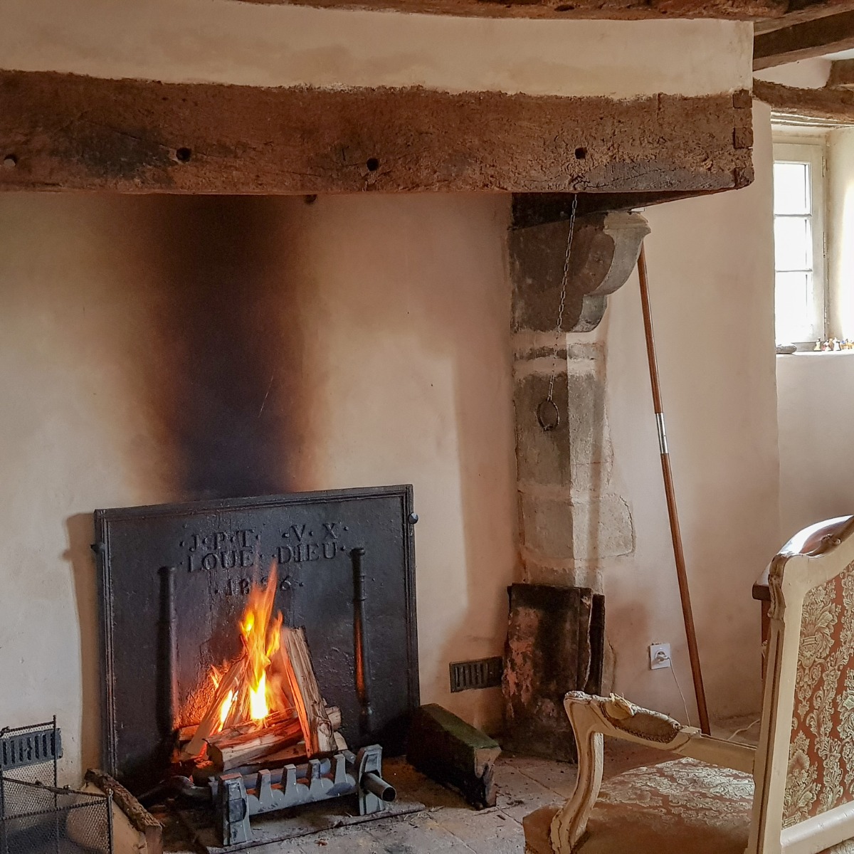 Placa de hierro fundido antigua francesa en una chimenea de un castillo francés