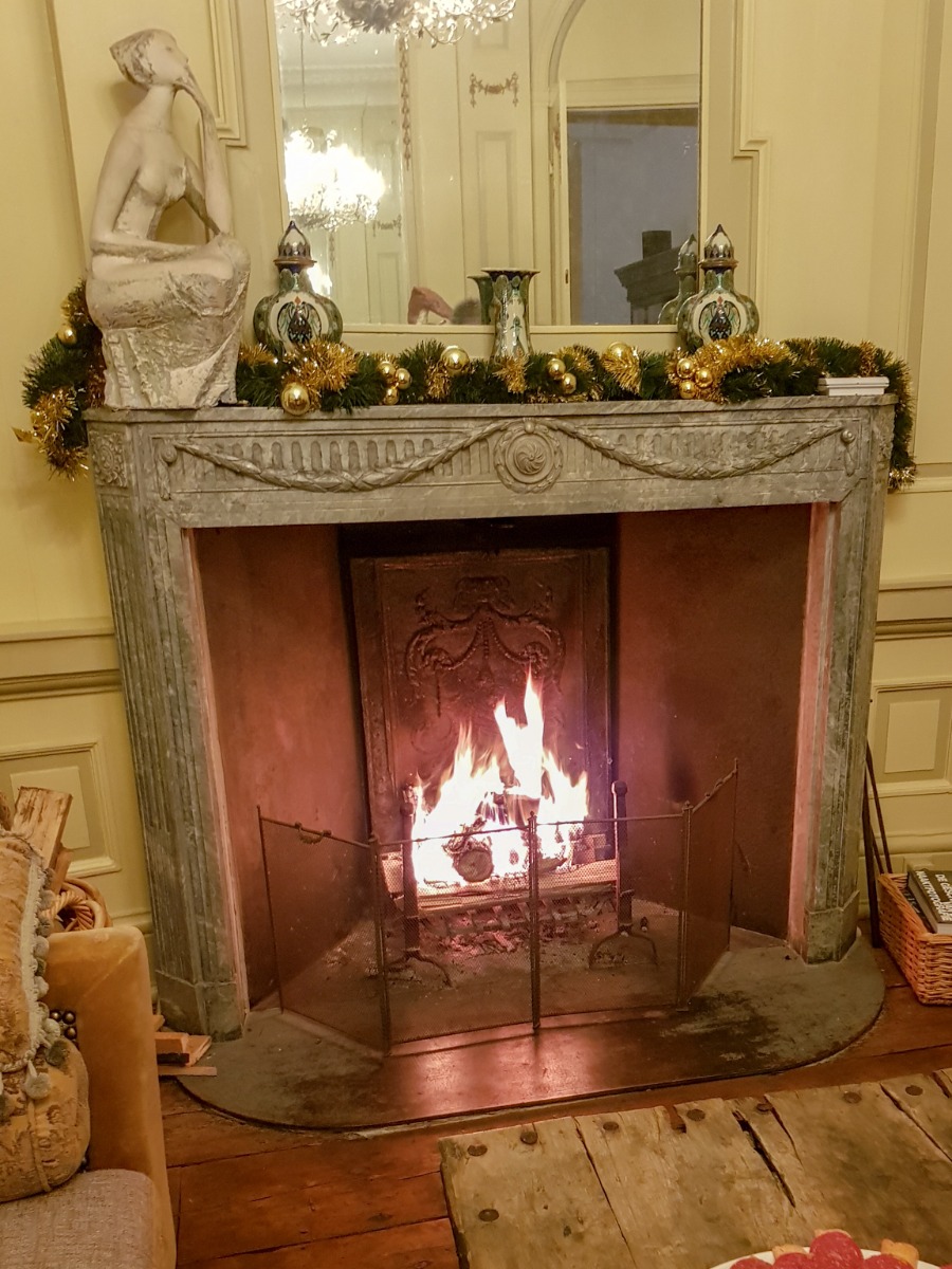 Salvachispas francés antiguo en chimenea antigua, con morillos antiguos y parilla nueva