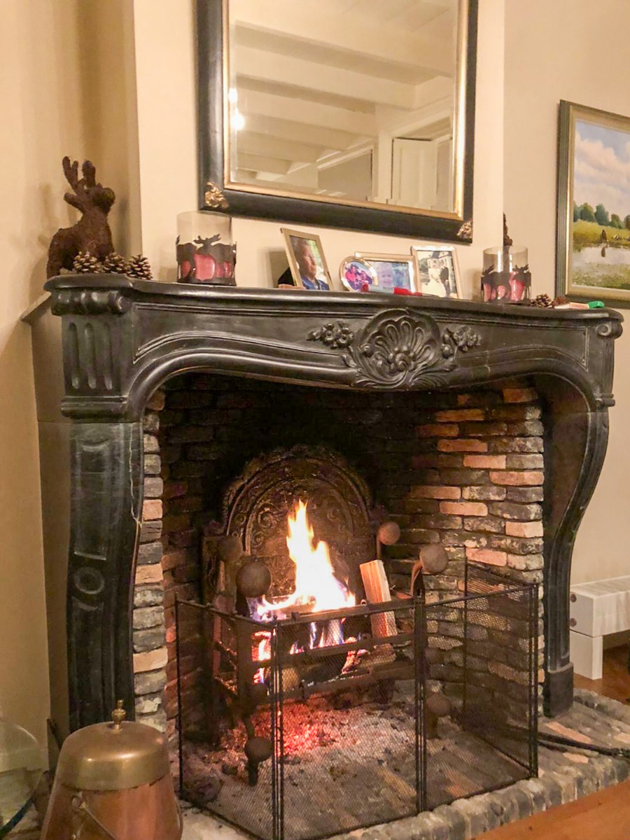 Nuevo salvachispas francés hecho a mano de 4 paneles (50 cm de alto) en una chimenea antigua con placa y rejilla antiguas