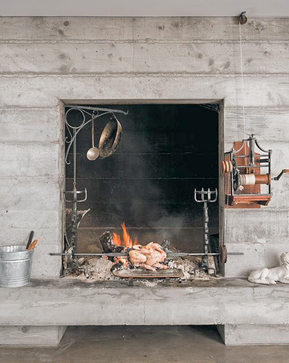 Utensilios antiguos para cocinar en la chimenea