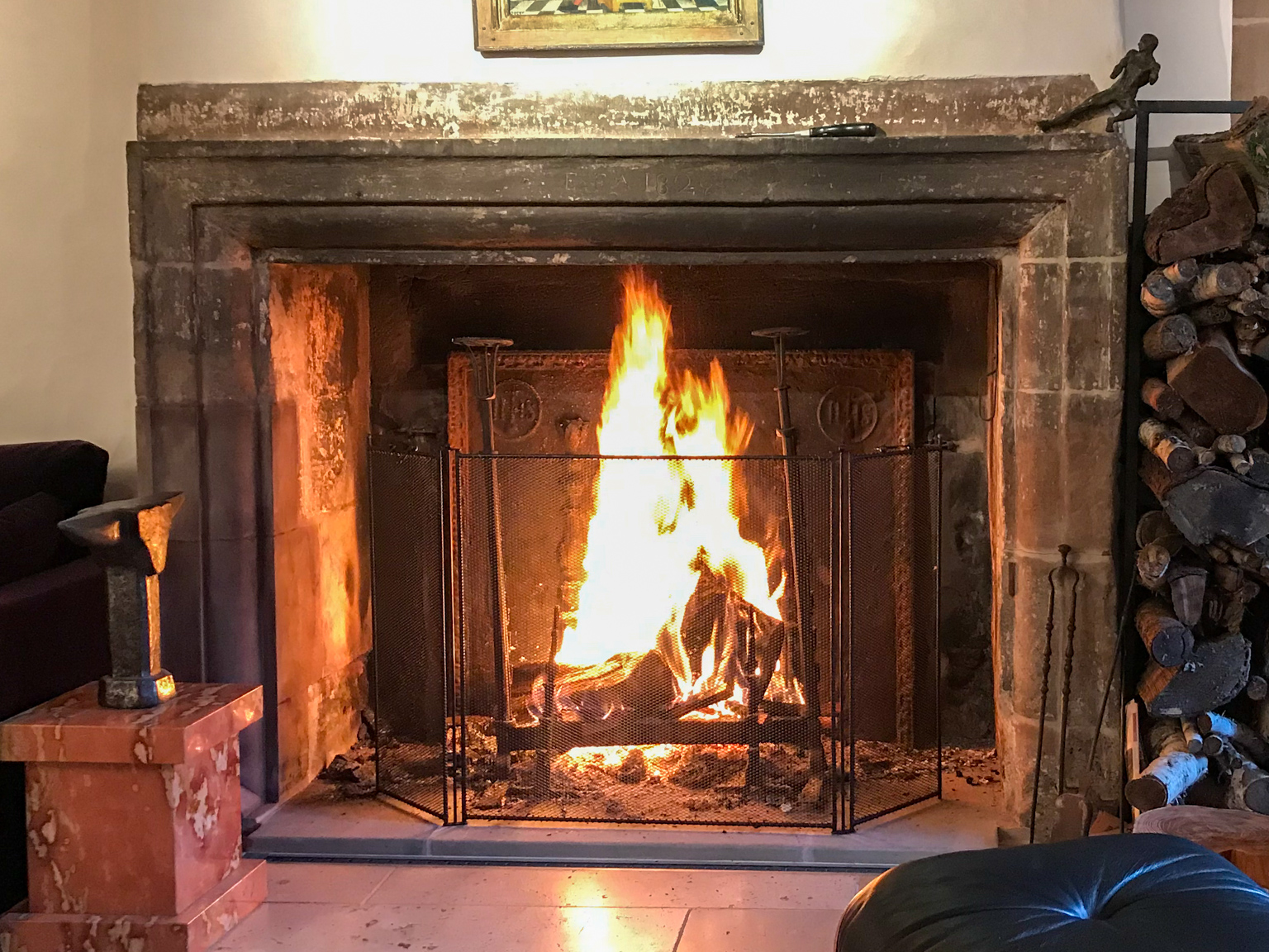 Salvachispas francés alto, nuevo y hecho a mano de 3 paneles (77 cm de alto) en una chimenea antigua con placa y morillos antiguos y tenazas francesas