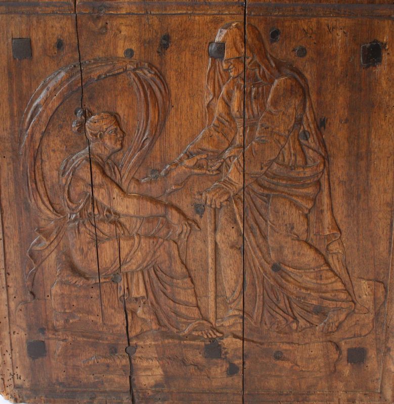 Molde de madera histórico utilizado para fundir placas de hierro fundido, mostrando la artesanía tradicional