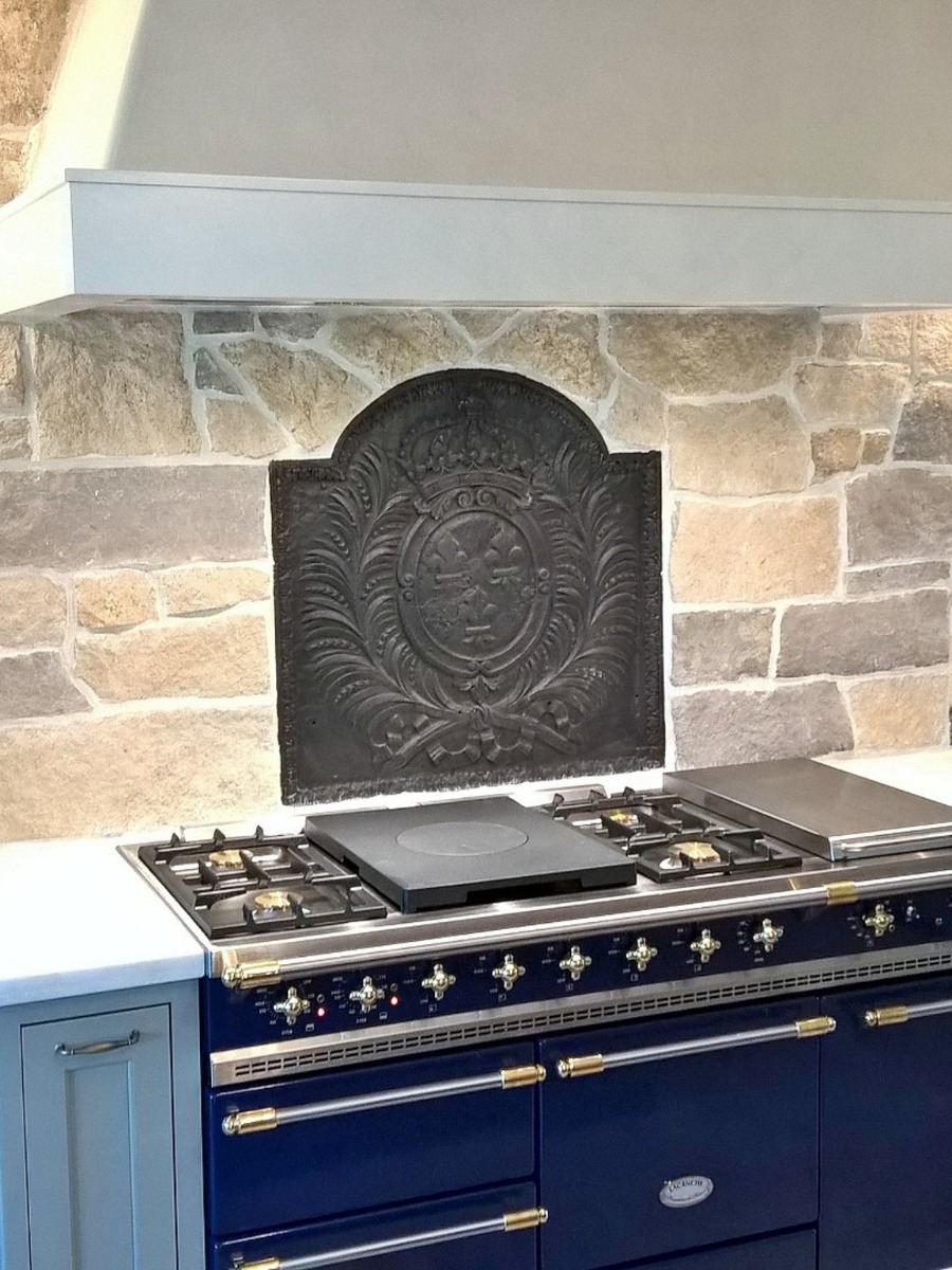 Thornton, Colorado: Placa chimenea como un protector contra salpicaduras encima de la estufa de origen https://www.placa-de-chimenea.es